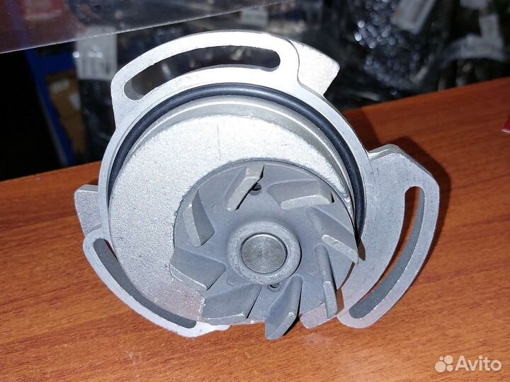 Помпа, насос охлаждения 030121005L Фольксваген