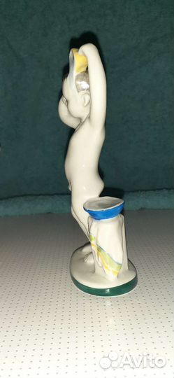 Фарфоровая статуэтка