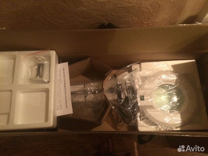 Лампа-лупа на струбцине