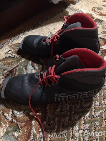 Лыжные ботинки и лыжи