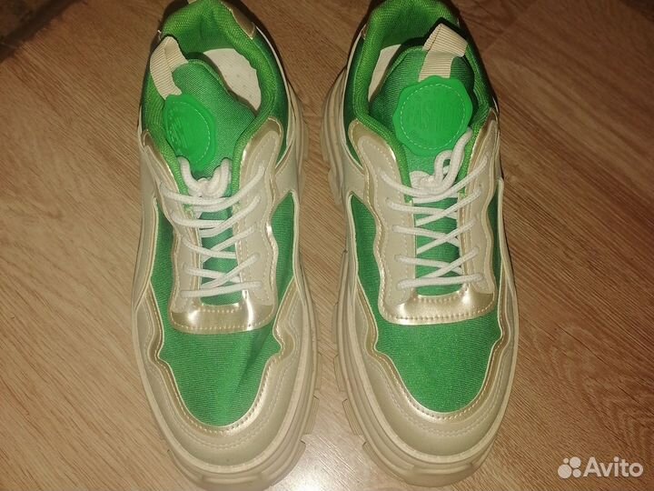 Кроссовки женские