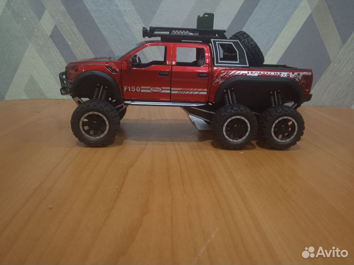 Внедорожник игрушечный