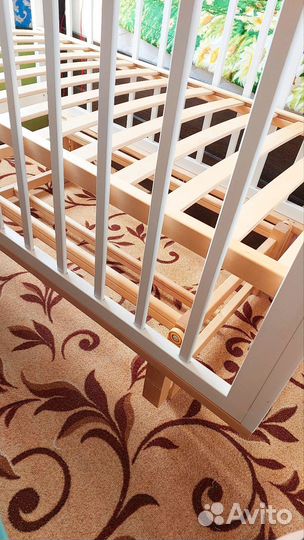 Детская кроватка с маятником