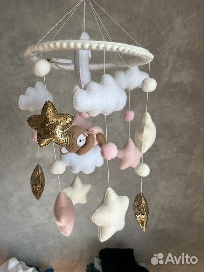 Держатель для балдахина, балдахин и мобиль