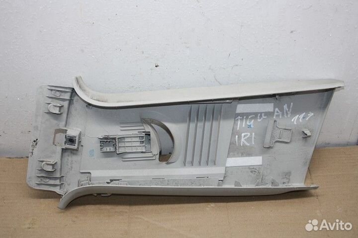 Обшивка стойки (средняя верхняя R) Volkswagen Tiguan I рестайлинг (2011—2017)