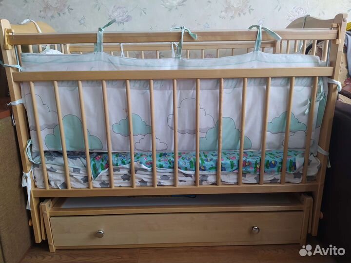 Детская кроватка с маятником и ящиком