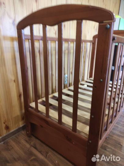 Детская кроватка с маятником и ящиком