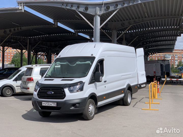 Водитель экспедитор со своим грузовым авто