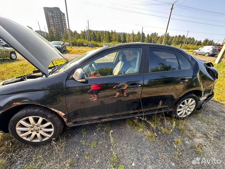 Volkswagen Jetta 1.6 МТ, 2009, битый, 180 000 км