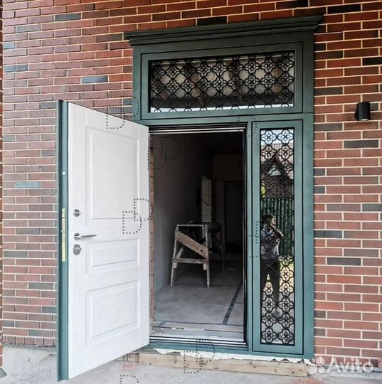 Широкая входная термо дверь с фрамугой на улицу