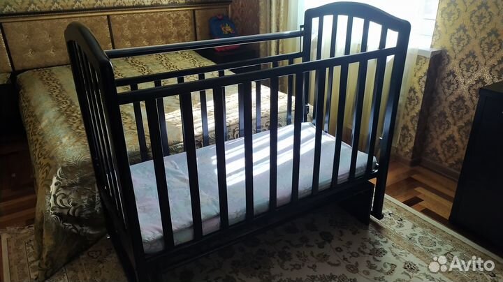 Детская кроватка с маятником