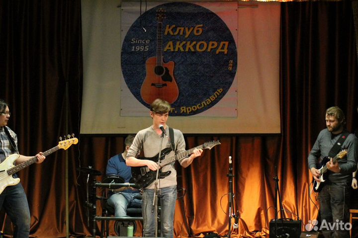 Акустическая и электрогитара.