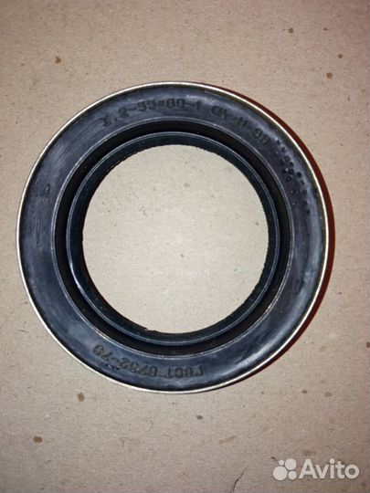 Сальник коленвала на Газель,Волга,УАЗ,паз в обойме