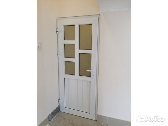 Белые пластиковые двери