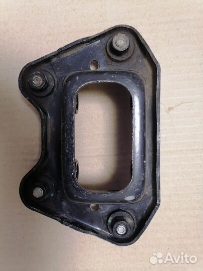 Кронштейн усилителя пер.бампера Mercedes w221