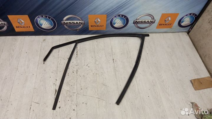 Уплотнитель перед проема стекла двери Renault kapt