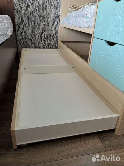 Детская кроватка с маятником