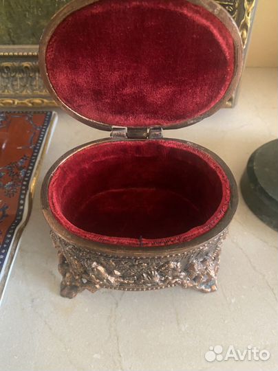 Статуэтки из бронзы с рубинами в глазах