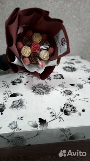 Шоколадный букет из роз и малин