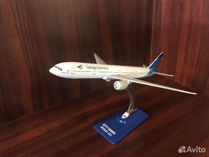 Модель самолета 1 400метал Boeing777-300