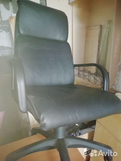 Офисное кожаное кресло руководителя