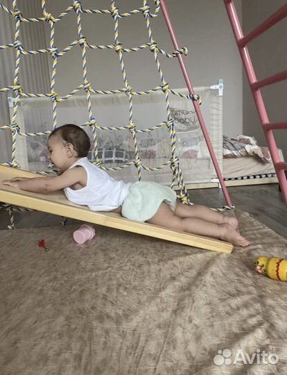 Шведская стенка для малышей с горкой