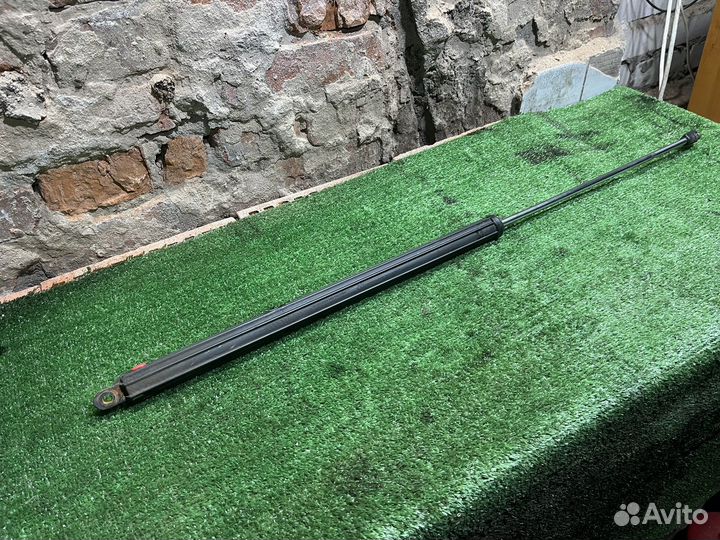 Стойка капота с чехлом Audi 100C4