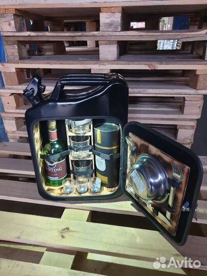 Канистра Бар с обоженным деревом и набором посуды