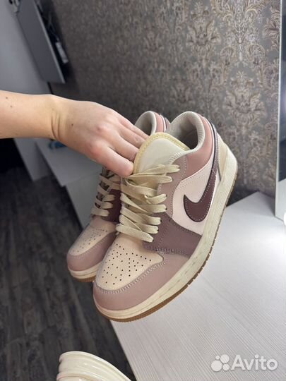 Кроссовки женские