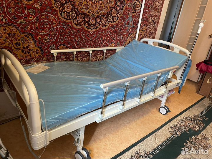 Больничная кровать с пультом управления