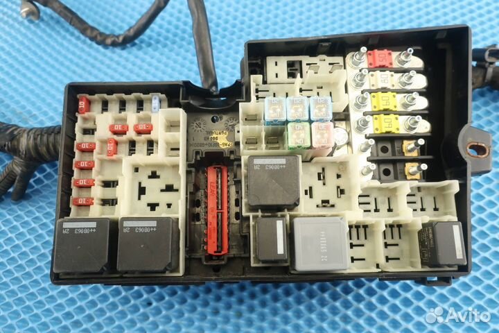 Блок предохранителей подкапотный Ford Focus 2
