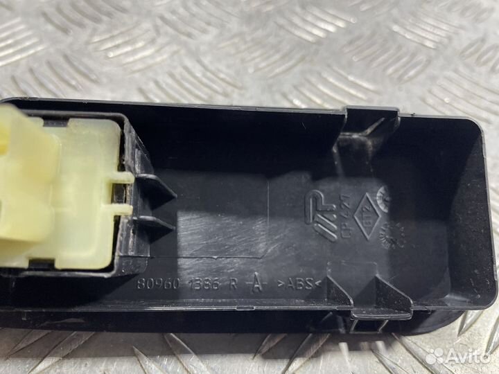 Кнопка стеклоподъемника Renault Duster