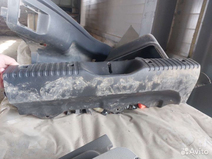 Пластиковая обшивка багажника на subaru impreza