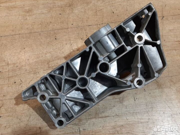 Кронштейн генератора Volkswagen Polo 4 поколение 1