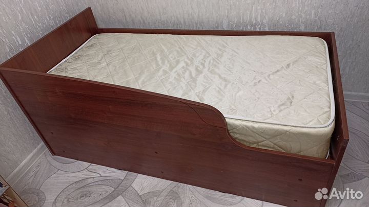 Кровать с матрасом