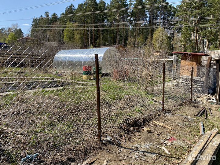 Установка забора из сетки рабицы