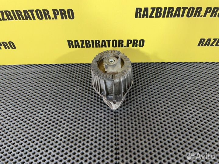 Опора двигателя левая Mercedes-Benz E-class