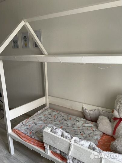 Детская кровать домик с новым матрасом