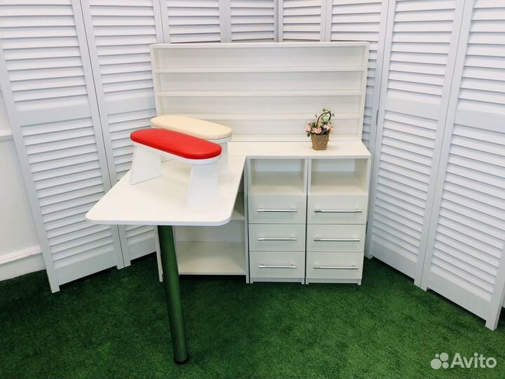 Маникюрный стол