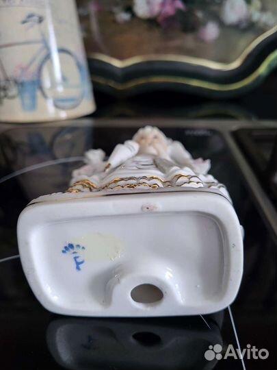 Фарфоровая статуэтка