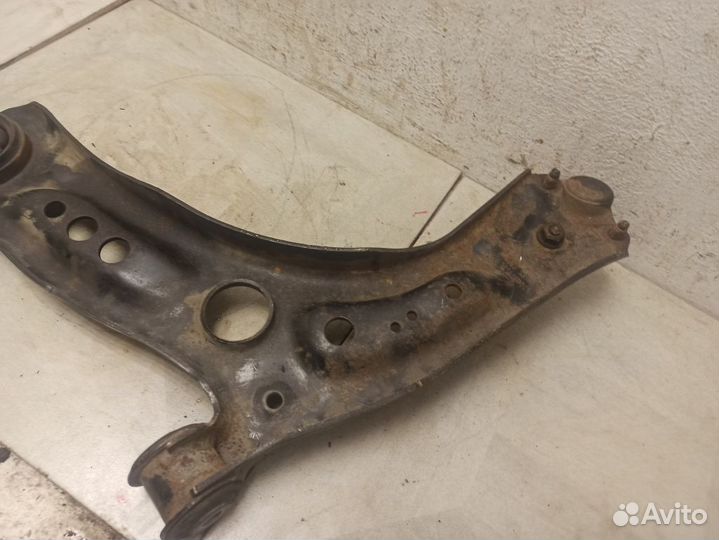 Рычаг передний правый