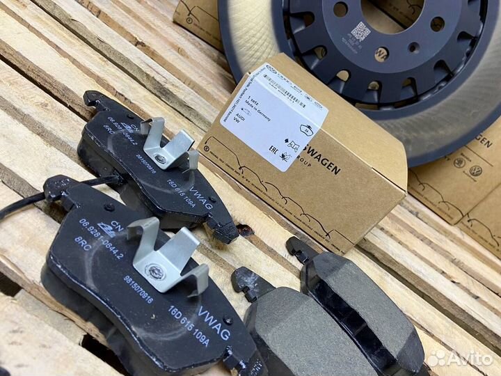 Комплект тормозных колодок VAG 5K0698152