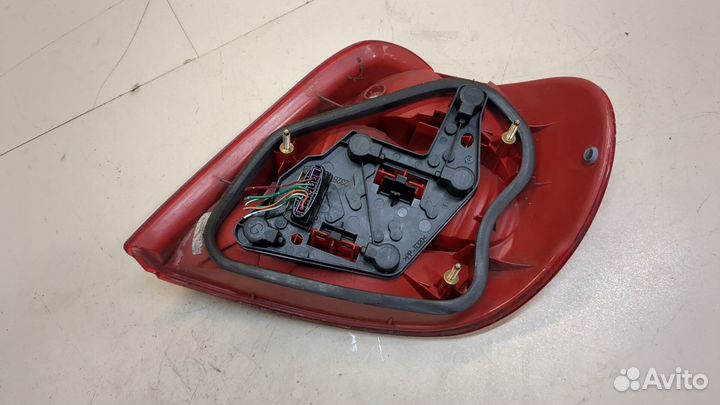 Фонарь (задний) левый Toyota Avensis 1