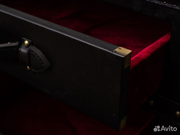 Тв-тумба с кожаной обивкой