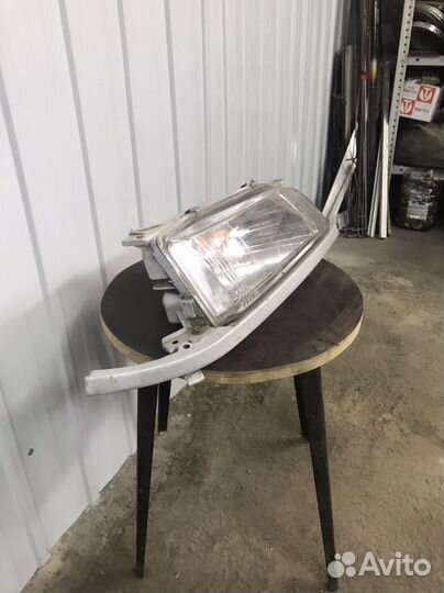 Передняя правая фара с ресничкойна тойота карина