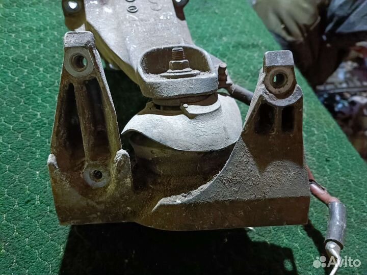 Опора двигателя правая Ауди 100 С 4