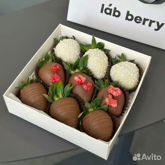 Сладкий подарок клубника в шоколаде с малиной