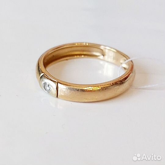 Золотое кольцо с бриллиантом