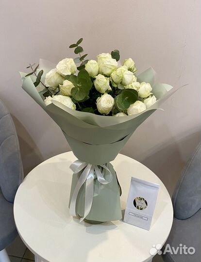 Букет из пионовидных кустовых роз + Чай в подарок