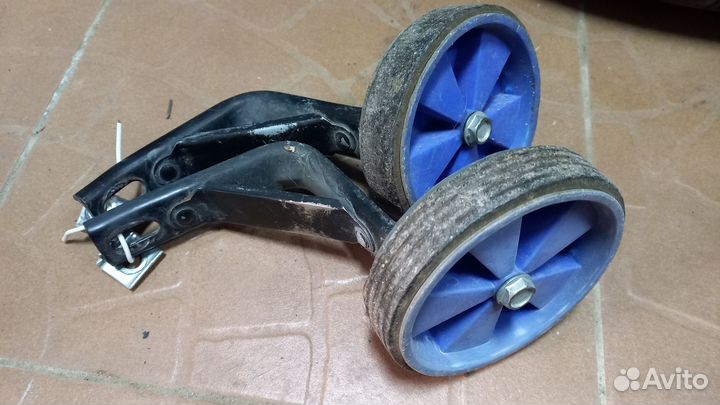 Дополнительные боковые колеса детского велосипеда